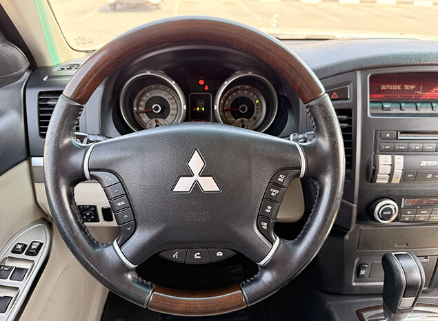 Mitsubishi Pajero GLS V6 3.8 7 Seater full