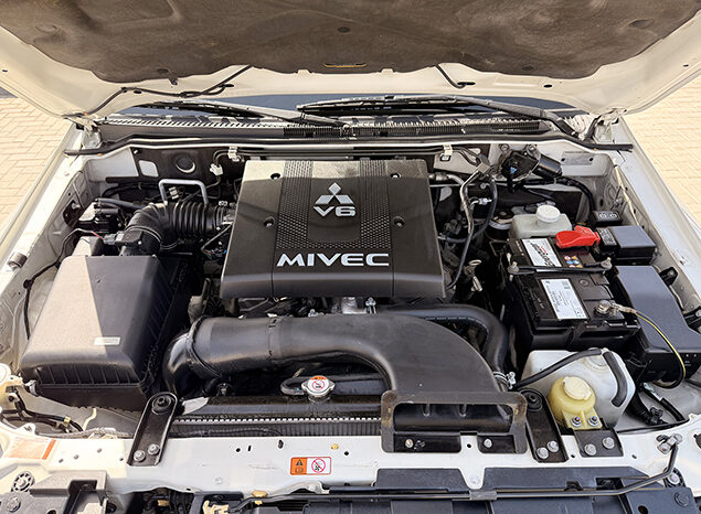 Mitsubishi Pajero GLS V6 3.8 7 Seater full