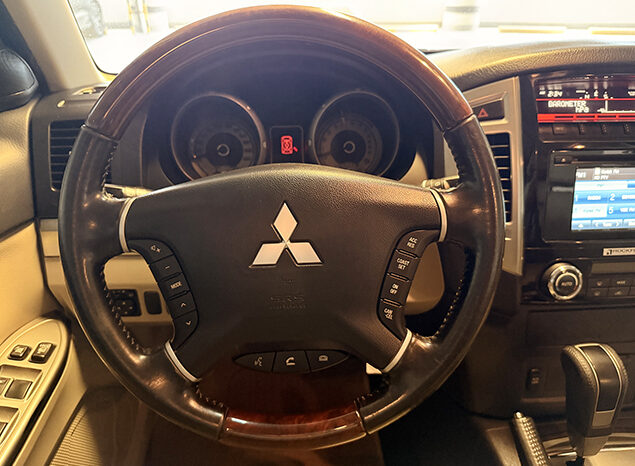 Mitsubishi Pajero GLS V6 3.8 7 Seater full