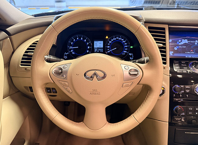 Infiniti QX70 Excellence V6 3.7 full