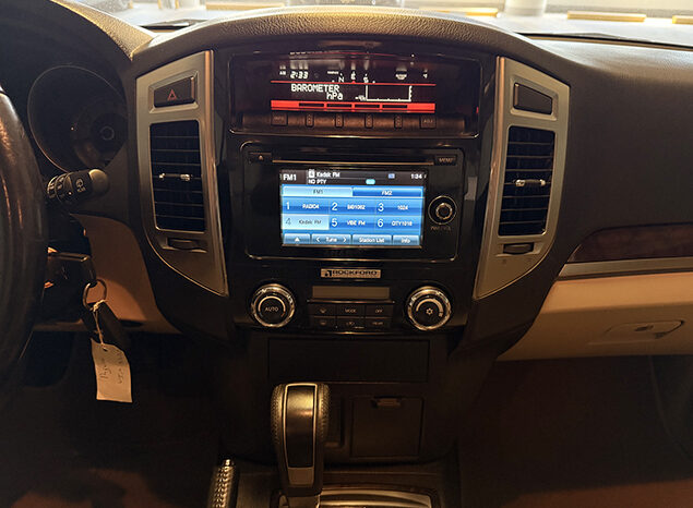 Mitsubishi Pajero GLS V6 3.8 7 Seater full