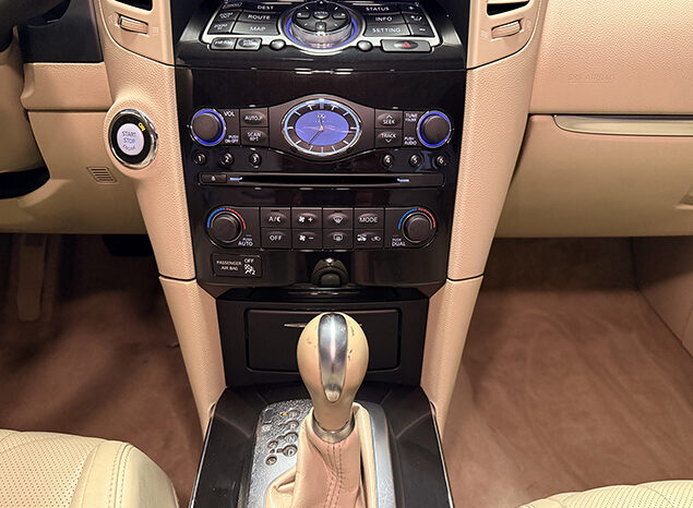 Infiniti QX70 Excellence V6 3.7 full